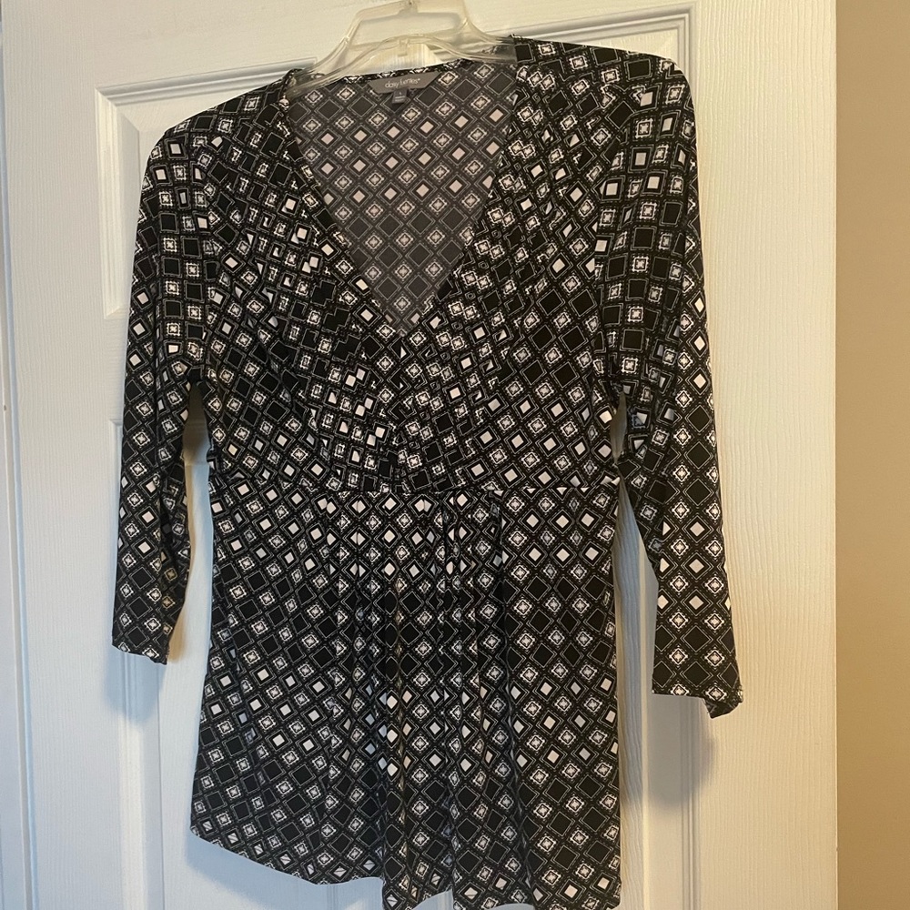Pre owned-like new condition-daisy fuentes -LARGE-lovely design